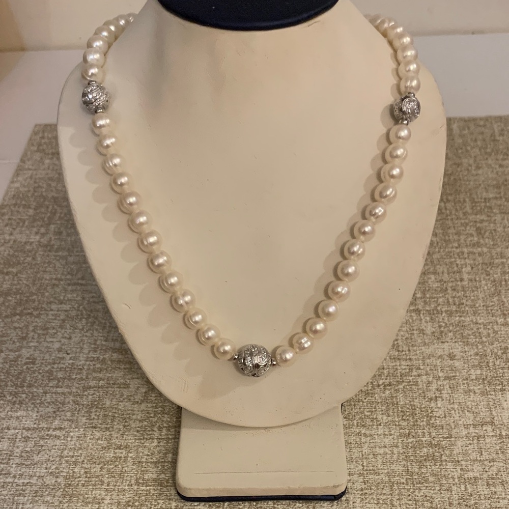 Elegant Pearl Necklace with Silver Accents